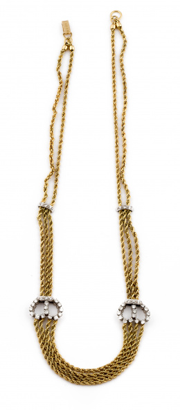 723.  Collar de J. YANES años 50 con dos coronas de brillantes como centros que unen tres cordones de oro amarillo de 18K.