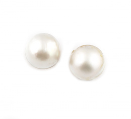 108.  Pendientes perla mabe de 1,6 cm. con montura en oro amarillo de 18K.