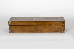 1228.  El Aritmómetro es considerada la primera calculadora mecánica. Inventor: Charles Xavier Thomas de Colmar. París 1870-1887.