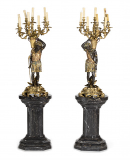 1311.  Pareja de candelabros “blackamoors” de ocho brazos de luz, de bronce dorado, pavonado y policromado.Francia, segunda mitad del S. XIX..