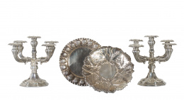 1042.  Bandeja circular de plata con flores en el alero de decoración repujada y grabada, S. XX. .