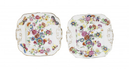 973.  Pareja de platos de porcelana esmaltada con flores y mariposas, de gusto oriental.Fontainebleau, segunda mitad del S. XIX..