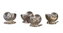 1052.  Pareja de “spoon warmers” o calentadores para cucharas en metal plateado con forma de molusco y decoración de espiral. Trabajo inglés, S. XIX.