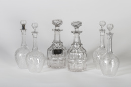 983.  Pareja de decantadores en cristal con iniciales grabadas al ácido bajo corona de marqués.S. XIX - XX..