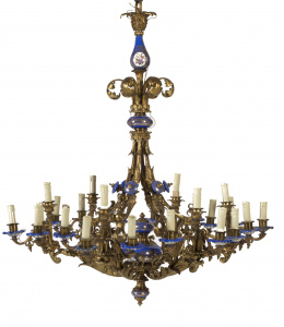 1033.  Lámpara de techo de seis brazos y veinticuatro luces, en bronce y porcelana tipo Sèvres. Francia, ff. S. XIX.