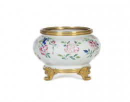 1008.  Tibor porcelana compañia de Indias (familia rosa) con montura en bronce dorado. China, S. XVIII.