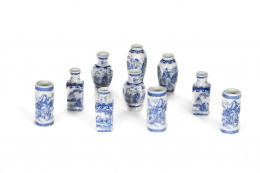 930.  Conjunto de diez pequeños jarrones porcelana china azul y blanco. S. XX.