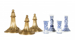 1068.  Dos candeleros de cerámica esmaltada en azul de cobalto y dos violeteros, Delft, S. XX..