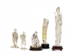 1014.  Conjunto de dos figuras japonesas. “Hombre con cesto de frutos y hombre”Japón, S. XX.