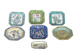 1021.  Conjunto de siete ceniceros en bronce esmaltado.China, S. XX.