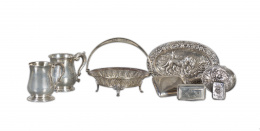 1061.  Dos jarritos de plata con asas de tornapuntas. Con marcas. Birmingham, 1936 y Londres, 1844..