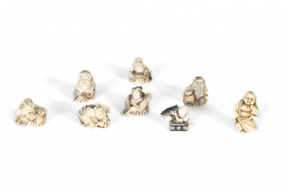 1013.  Conjunto de ocho netsukes en marfil tallado y policromado. S. XX