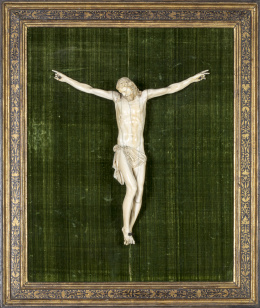 915.  “Cristo crucificado”Escultura en marfil tallado. Escuela italiana,  S. XVII.