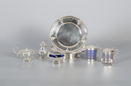 986.  Un frutero y dos platos de plata, decorados en alero con cintas y hojas.José Agruña, Ley 916, Primer cuarto del S. XIX.