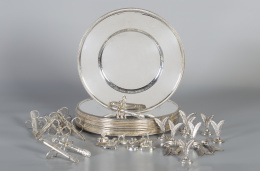 980.  Once tarjeteros de mesa en plata con forma de pluma  con marcas, de pp. del S. XX y ocho caballos y dos gallos de plata, uno de ellos con marcas Inglesas del S. XIX..