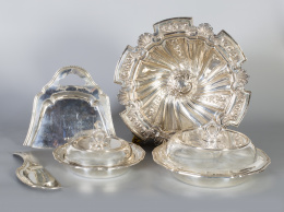 702.  Recoge migas de plata en su color punzonada, con ornamentación en el contorno de estilo clásico de cordón de hojas de laurel con bayas y cintas.Ley 916, Dionísio García, Madrid, 1940.