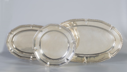 999.  Pareja de fuentes con la misma decoración en el borde de gallones y palmetas, una de ellas ovalada y la otra, circular. Con marcas en el reverso en ambas.Marcas de la Joyería Sanz..