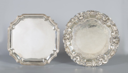 1040.  Salva de plata con profusa decoración repujada de roleos, veneras, conchas y flores grabadas. Con marcas en el asiento.Portugal, Oporto, entre 1886 y 1938..