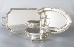 999.  Bandeja de plata en su color de forma rectangular con escotaduras convexas asas con formas de “C” y hojas, con marcas.S. XX.