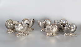 1003.  Cuatro calentadores para cucharas o “spoon warmers” en plateado con forma de molusco.Inglaterra, S. XIX..