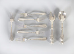 804.  Doce tenedores con marcas; cinco de ellos de J. Leusia, Madrid Villa y Corte 1868 y siete con marcas de B. Lobon Madrid Villa y Corte de Madrid  1900. .