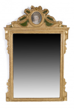 917.  Espejo Luis XVI en madera tallada, dorada y policromadaFrancia, S. XVIII.