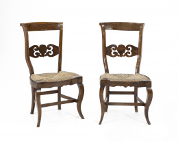 920.  Pareja de sillas en madera de nogal y asiento de enea.Francia, ff. del S. XIX.