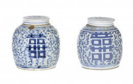 918.  Pareja de tibores en porcelana azul y blanca con tapa. China, ff. del S. XIX