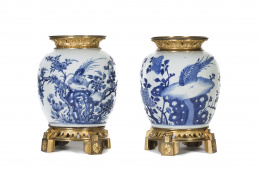940.  Pareja de jarrones en porcelana azul y blanca con montura francesa en bronce dorado estilo Luis XVI, S. XIXChina, S. XVIII. 