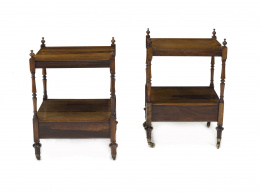 903.  Pequeña mesa auxiliar con dos baldas y ruedas en madera de palo santo. Inglaterra, S. XIX.