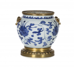 941.  Jardinera en porcelana azul y blanca con monturas de bronce dorado.China, S. XIX