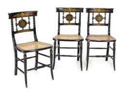943.  Tres sillas regencia en madera ebonizada y dorada con asiento de rejilla. Inglaterra, ff. del S. XVIII.