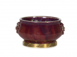 955.  Incensario en porcelana “flambé glazed” y montura de bronce. China, S. XX.