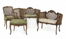 1022.  Conjunto de dos canapés y dos butacas estilo Luis XV en haya.S. XX.