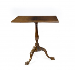1023.  Mesa tea table “tilt top” victoriana en madera de palo santo. Inglaterra, mediados del S. XIX.