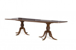 1037.  Mesa de comedor estilo regencia en madera de caoba sobre pies de trípode.S. XX.
