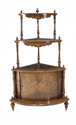 1034.  Estantería rinconera victoriana en madera de raíz de nogal y marquetería de limoncillo.Inglaterra, segunda mitad del S. XIX.