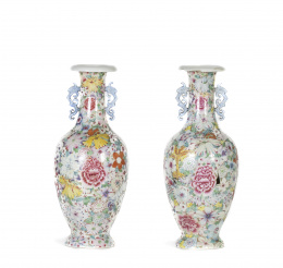 1007.  Pareja de jarrones con decoración floral, en porcelana “familia rosa”.China, dinastía Qing, S. XIX