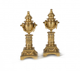 942.  Pareja de “cassoletts” en bronce dorado de estilo Luis XVI. Trabajo francés, S. XIX.