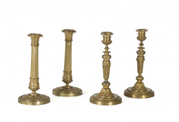 923.  Pareja de candeleros de estilo Luis XVI de bronce dorado, con fuste acanalado, hojas de acanto y contarios.Francia, S. XIX..