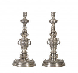 1006.  Pareja de pies de lámparas de plata de decoración, grabada y en relieve, siguen modelos del S. XVI. Con marcas.S. XX..