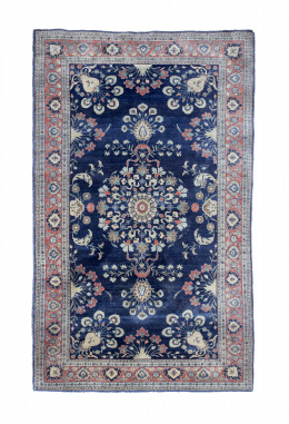 1026.  Alfombra de campo azul con decoración de cenefa y cartucho central, Persia. .
