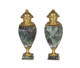 948.  Par de jarrones con tapa en fluorita verde y morada, montados en bronce dorado, decoración grabada, tapa rematada por una flor. h. 1800.