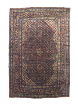 1029.  Alfombra en lana de abigarrada decoración y medallón central, Persia.