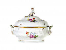 975.  Sopera de porcelana esmaltada con flores, rematado en la tapa por un niño, Meissen, S. XIX..