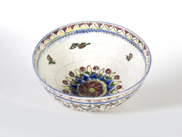 806.  Cuenco en loza esmaltada con flores y pajaros.Trabajo otomano, S. XIX.