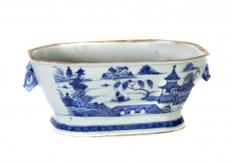 745.  Sopera en porcelana de Compañía de Indias, esmaltada en azul cobalto y blanco.China, ff. S. XVIII
