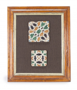 790.  Dos azulejos de cerámica esmaltada con la técnica de arista viva.S. XVI.