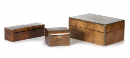 727.  “Tea caddy” en madera de palosanto e incrustaciones de latón.Inglaterra, S. XIX..