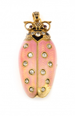 346.  Reloj joya colgante de pp.S.XX con diseño de escarabajo realizado en esmalte guilloché color salmón y negro con brillantes de talla antigua aplicados.